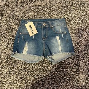 disnai ripped jean shorts. size 3 light wash stretchy